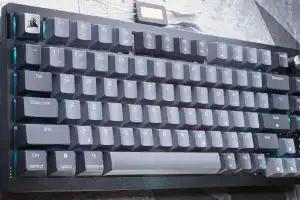Corsair K65 Plus Wireless: პრემიუმ გეიმერული კლავიატურა ახლა $50-ად – საუკეთესო Deal ქართველი გეიმერებისთვის