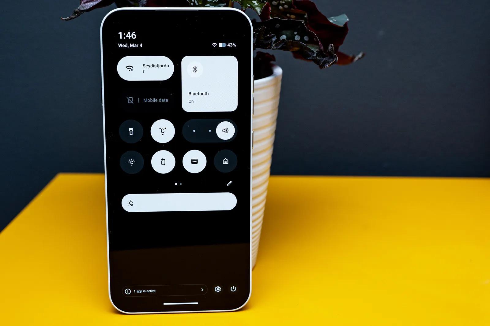 Nothing Phone (4a) ხელში