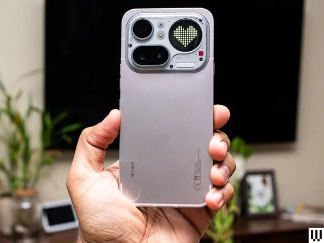 Nothing Phone (4a) Pro უნიკალური დიზაინი