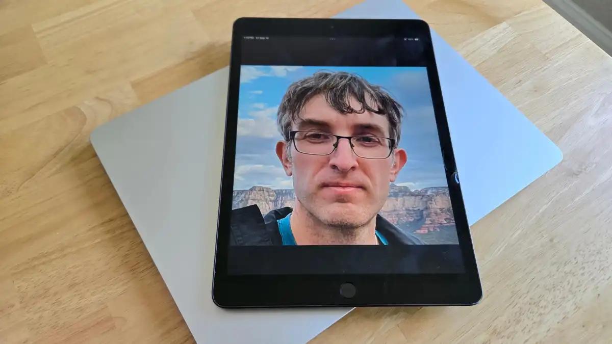 iPad ფოტოთი Surface ლეპტოპის წინ
