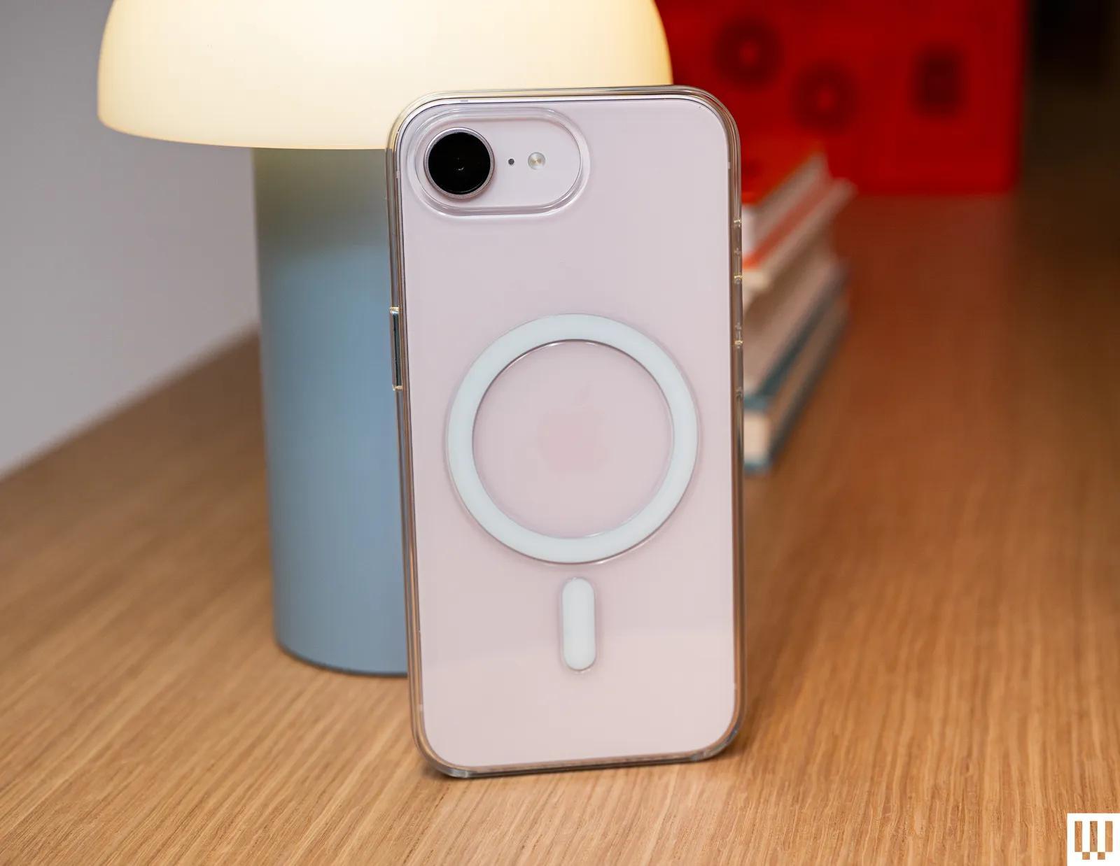 iPhone 17e ხელში