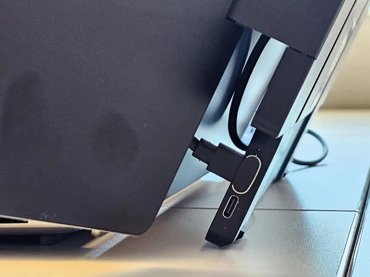 ერთი USB-C კაბელით დაკავშირება ლეპტოპთან