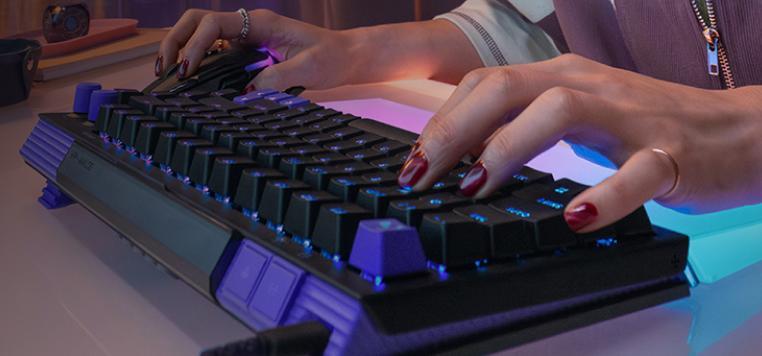 Logitech G512 X თეთრ ფერში ცისფერი RGB განათებით